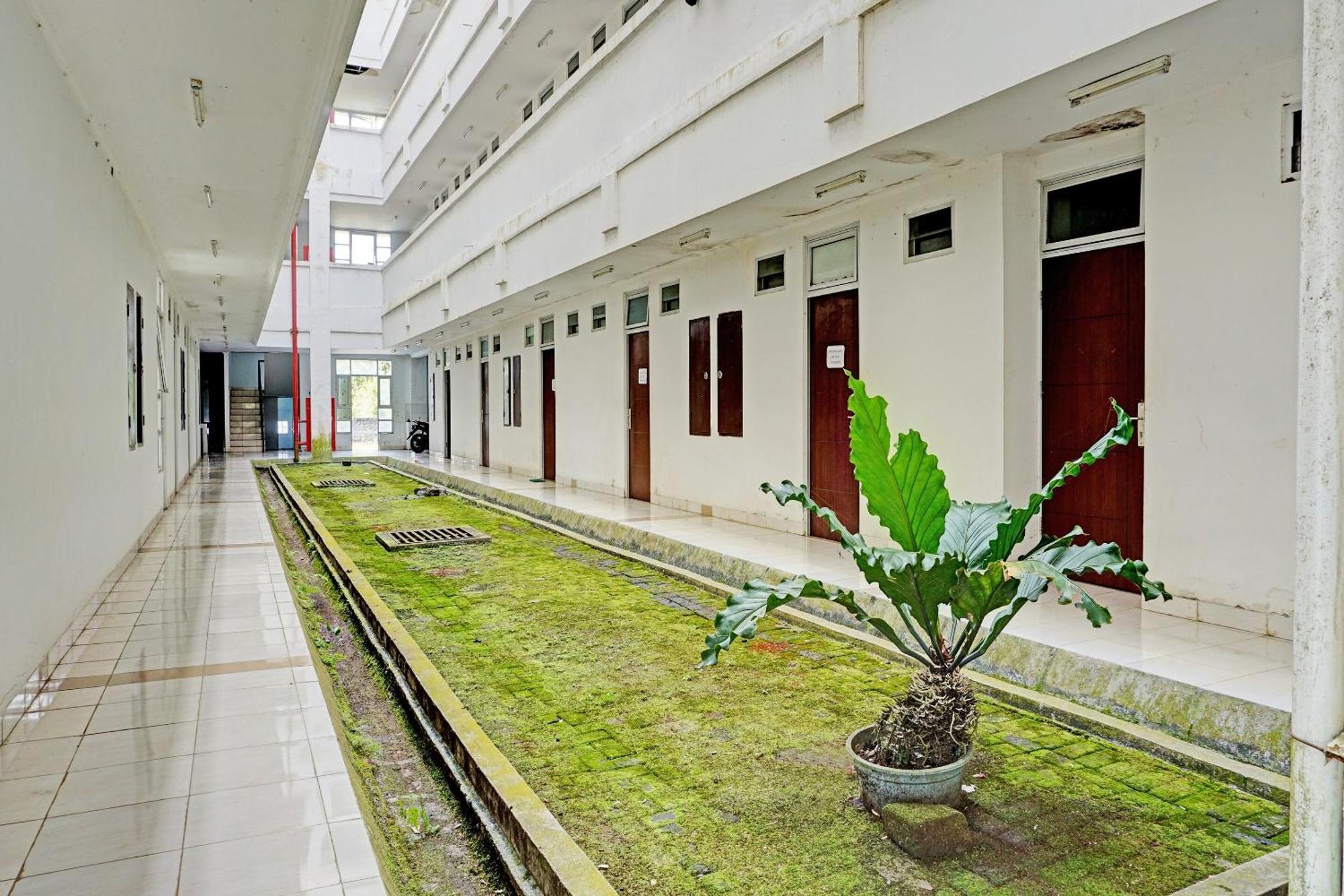 Spot On 92374 Penginapan Rusunawa Malang Exterior photo