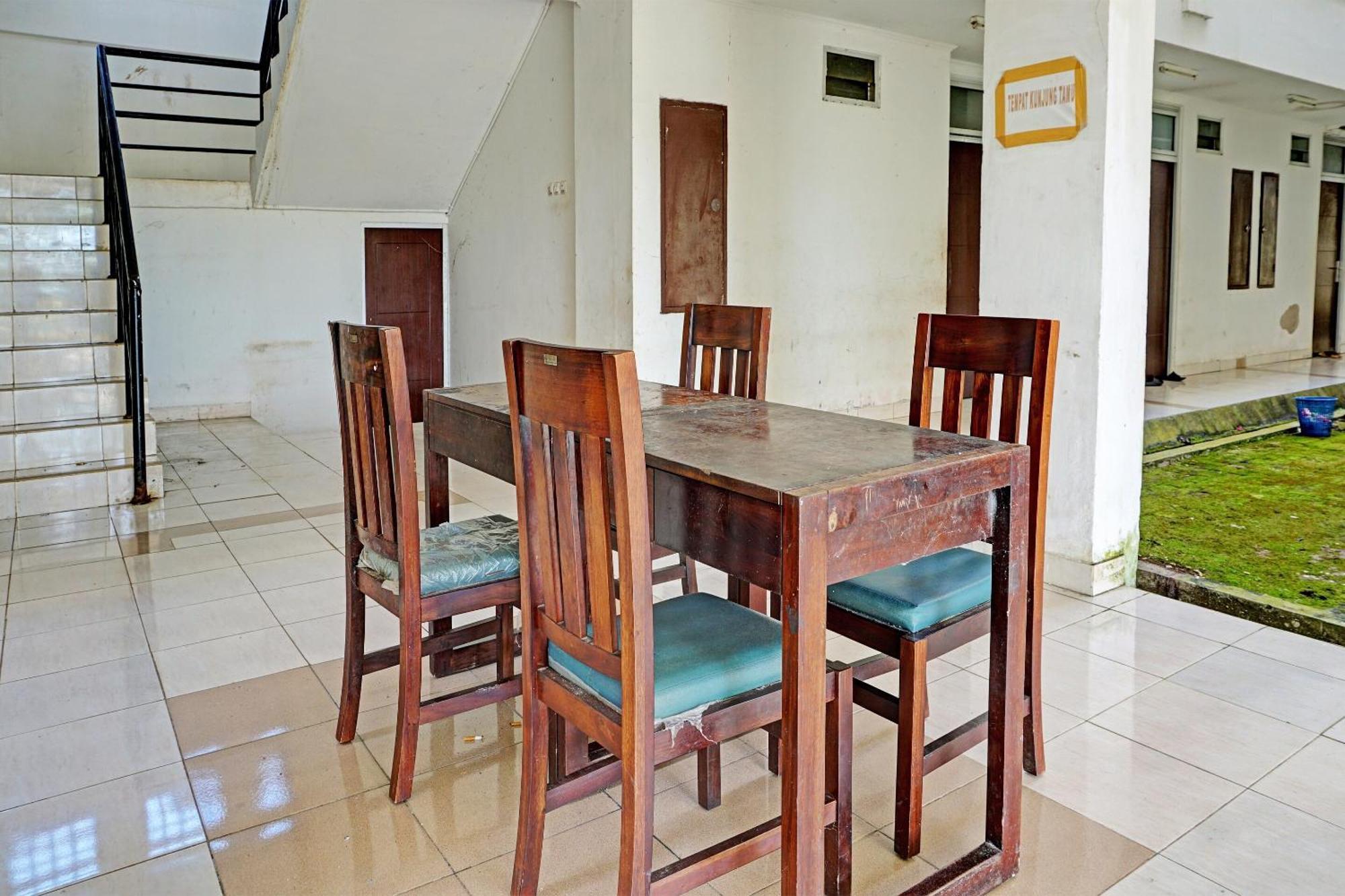 Spot On 92374 Penginapan Rusunawa Malang Exterior photo